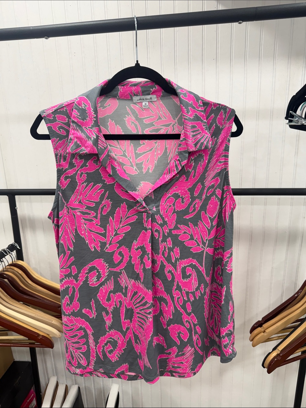 NWOT White Birch Pink Floral-Print Sleeveless V-Neck blouse Medium